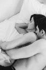 Молодая пара обнимается во сне — стоковое фото