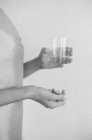 Жінка тримає склянку води — стокове фото