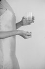 Femme tenant un verre d'eau — Photo de stock