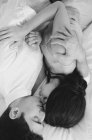 Homem e mulher abraçando enquanto dorme — Fotografia de Stock