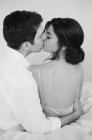 Hombre y mujer besándose - foto de stock