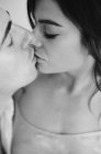 Uomo e donna baciare — Foto stock