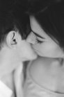 Hombre besándose mujer en mejilla - foto de stock