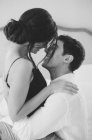 Homme et femme embrassant et souriant — Photo de stock