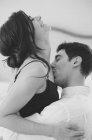 Homem beijando mulher clavícula — Fotografia de Stock