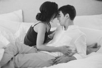 Uomo e donna si rilassano a letto — Foto stock