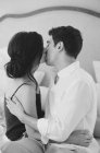 Пара обниманий и поцелуев в постели — стоковое фото