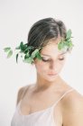 Femme en couronne florale — Photo de stock