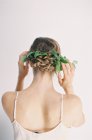 Mulher fixando decoração de cabelo floral — Fotografia de Stock