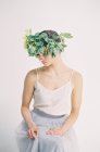 Femme en grande couronne florale — Photo de stock