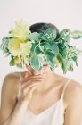 Corona di fiori sulla testa della donna — Foto stock