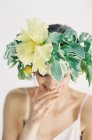 Blütenkrone auf dem Kopf der Frau — Stockfoto