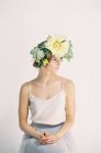 Mulher em grande coroa flor — Fotografia de Stock
