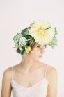 Mujer en gran corona de flores - foto de stock