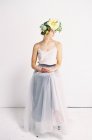 Жінка в тюлевій сукні і з квітковою короною — стокове фото