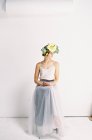 Жінка в тюлевій сукні і з квітковою короною — стокове фото