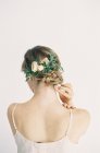 Donna con fiore decorazione dei capelli — Foto stock