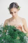 Женщина держит декоративные листья папоротника — стоковое фото