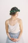 Mujer en corona floral - foto de stock