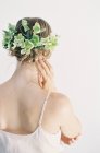 Femme avec décoration florale dans les cheveux — Photo de stock
