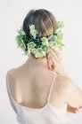 Жінка з квітковим прикрасою у волоссі — стокове фото