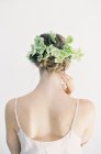 Mulher com decoração floral no cabelo — Fotografia de Stock
