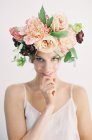 Mulher em grande coroa floral — Fotografia de Stock