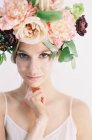 Woman in large floral crown — Stock Photo