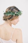 Femme avec couronne florale regardant loin — Photo de stock
