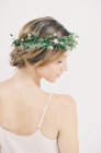 Mulher com coroa floral olhando para longe — Fotografia de Stock