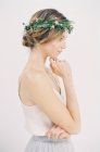 Femme avec couronne florale élégante — Photo de stock