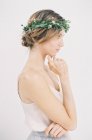Femme avec couronne florale élégante — Photo de stock