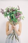 Mulher em tule vestido com flores lilás — Fotografia de Stock