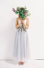 Женщина в платье из тюля с сиреневыми цветами — стоковое фото