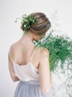 Жінка тримає листя папороті — стокове фото