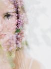 Femme et fleurs lilas — Photo de stock