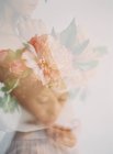 Femme en couronne de fleurs et main au menton — Photo de stock