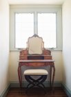 Вінтажний дзеркальний стіл зі стільцем — стокове фото