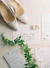 Bridal high-heeled shoes and cards — Stock Photo