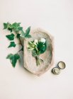 Petit bouquet de roses blanches — Photo de stock