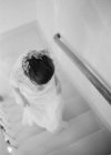 Жінка в весільній сукні піднімається сходами — стокове фото