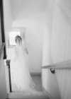 Donna in abito da sposa e velo — Foto stock