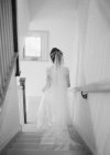 Femme en robe de mariée et voile — Photo de stock