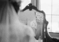 Жінка дивиться на дзеркало — стокове фото