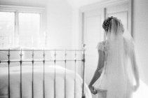 Mujer en vestido de novia - foto de stock