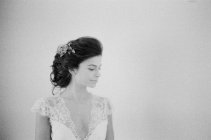 Mulher de vestido de noiva olhando para longe — Fotografia de Stock