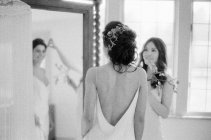 Жінка у весільній сукні з другом — стокове фото