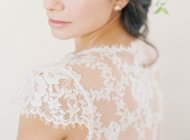 Femme en robe de mariée — Photo de stock
