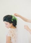 Noiva em vestido de noiva com decoração de cabelo — Fotografia de Stock