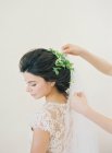 Sposa in abito da sposa con decorazione dei capelli — Foto stock